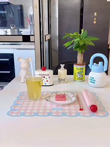 Tatakan Meja Makan Alas Konten Anti Air Motif Kotak Pastel Gaya Korea Estetik Gingham Scallop- Tahan Panas & Anti Slip ukuran 30 x 45