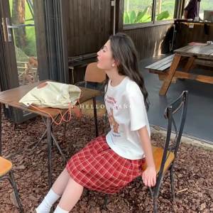 T-Shirt Wanita Lengan Pendek Putih Ukuran Besar - Motif Beruang Kartun Kreatif Katun Combed Tipis Nyaman Desain Oversize untuk Penampilan Kasual Kekinian 2025 Gaya Casual Trendi Untuk Pemilik Tubuh Kecil Kerah bulat Slip - on Tops Pakaian couple