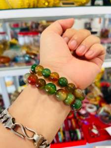 Vòng tay đá chalcedony mã não đa sắc màu mang lại May Mắn Hạnh Phúc và bình an cho gia chủ.