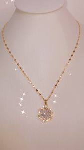 Kalung Liontin Bunga dengan Batu Permata 5A Zircon Titanium 18k - HappyRabbit HR11020