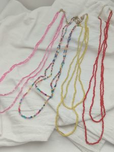 สร้อยคอแบบสองชั้นหลายสีสำหรับผู้หญิง สร้อยคอสเวตเตอร์ สร้อยคอแบบท่อ ลูกปัดมินิ ดีไซน์โบฮีเมียน สร้อยคอแบบไม่มีจี้ แบรนด์อื่นๆ