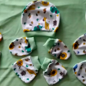 Topi Set Sarung Tangan & Sarung Kaki (SNI) Merk HUG ME Premium