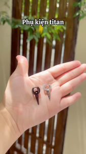 Khuyên Tai Nam Hàn Quốc Hình Tam Giác Xỏ Lỗ LINDO  Bông Tai Titan Không đen Không Gỉ Thích Hợp Đeo Nhiều Dịp (1 Chiếc)