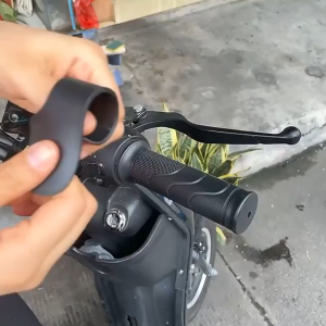 พักรีดมือจับมอเตอร์ไซค์/รถยนต์ไฟฟ้า คาร์บอนไฟเบอร์ สีดำ 2 ชิ้น