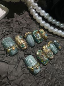 เล็บปลอมสีเขียวตาแมว ดีไซน์หรูหรา ดีเทลเพชร K9 แฮนด์เมด ติดได้หลายครั้ง ชุดเล็บสีขาว ชุดเล็บสีเขียวตาแมว