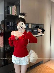 เสื้อสเวตเตอร์ถักสีแดงสำหรับผู้หญิง เสื้อเชิ้ตไหล่เปิดทรงเข้ารูป เสื้อสเวตเตอร์ถักสไตล์เกาหลี แขนยาว คอปกอื่นๆ