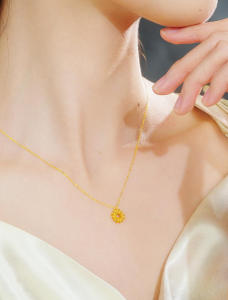 ZHOU LIU FU 周六福 สร้อยคอจี้ทอง 75% 18K Sunflower Pendant Necklace 0-Chain Unique Design Daily Jewelry for Women C0621173