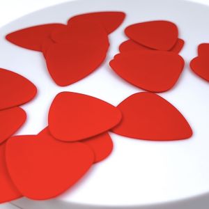 ปิ๊กกีตาร์ Delrin สีแดงด้าน | 5 ชิ้น | 0.71 มม. (กลาง) | เล่นทุกแนว | จับกระชับ | ไม่ลื่นมือ