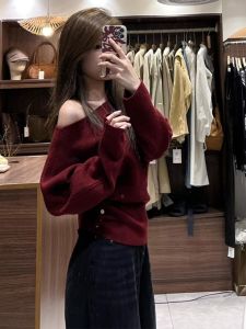 เสื้อสเวตเตอร์ถักแขนยาวสีแดงสไตล์ฝรั่งเศสย้อนยุคสำหรับผู้หญิง เสื้อชั้นในฤดูใบไม้ร่วง/ฤดูหนาว เสื้อชั้นในคอวี ดีไซน์เก๋ไก๋ สไตล์เกาหลี