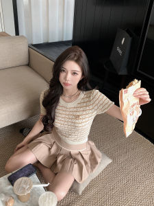 ชุดเสื้อแขนสั้นถักลายทางคอตั้งสไตล์ย้อนยุคสำหรับผู้หญิงชุดกระโปรงจีบสองชิ้นฤดูร้อนใหม่จาก Qiu Rou Yao