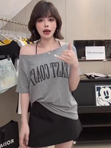 BINKAFENNY | เสื้อยืดแขนสั้นไหล่เดียวไซส์ใหญ่สำหรับผู้หญิงในช่วงฤดูร้อน เสื้อยืดแขนสั้นลายดอกไม้หลวมๆ ปกปิดหน้าท้องสวยงาม เสื้อผ้าทำงานสไตล์เกาหลี