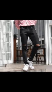 Desain Jeans Pria Trendy: Celana Jeans Sobek Lutut & Slimfit