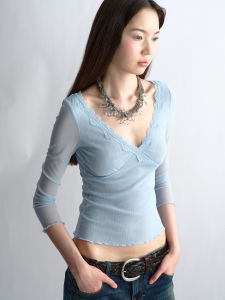 เสื้อเชิ้ตคอวีแขนกลางทรงเข้ารูปสไตล์ย้อนยุคพร้อมขอบลูกไม้ ผ้าตาข่าย ผ้าฝ้ายผสม เสื้อเชิ้ตทรงเข้ารูปสำหรับฤดูใบไม้ผลิ