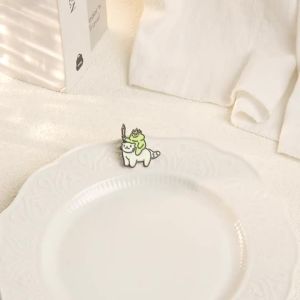 Huy Hiệu Men Hình Ếch Hiệp Sĩ Giả Tưởng - Mèo Trắng Cưỡi Ngựa Với Vương Miện Vàng Và Kiếm Trang Sức Cài Áo Dành Cho Nam Và Nữ