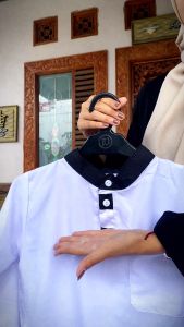 Setelan Baju Muslim Anak Laki laki Warna Putih Celana Hitam Variasi Kancing
