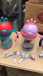 Bình uống nước trẻ em hình vương miệng dễ thương