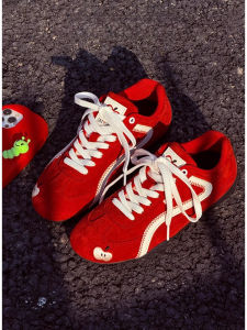 XUJIA | รองเท้าผ้าใบสีแดงแฟลตสำหรับผู้หญิง ฤดูใบไม้ผลิ 2025 สไตล์ใหม่ รองเท้าลำลอง