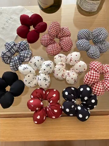 PS.promptsong [พร้อมส่งในไทย] ยางรัดผมแฟชั่นเกาหลีสุดฮิตโทนสีแดง หนานุ่ม ขนาด 10x10 cm. ตัวผ้า มีฟองน้ำหนานุ่ม ไม่กินเส้นผม ไม่เจ็บศีรษะ ทำให้ผมไม่พันกัน