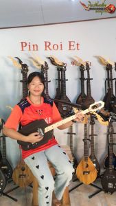 มิตร พิณโปร่งไฟฟ้าแบบ 1 PU ซึ่งมีนั้นหมายในคอและฟิงเกอร์บอร์ดไม้เมเปิ้ล 15 สาย 3 เฟรต รูปแบบดำสูง สายแปลงไหม กระเป๋าเสริมสูงสุด สีดำ