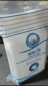 Air zam zam 5 liter tanpa campuran segel utuh. Air zam zam jerigen