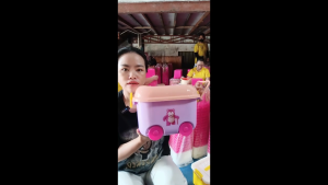 Xô 10 gói Khăn ướt gấu dâu 80G xô có bánh xe dễ thương tiện lợi nhiều màu lựa chọn