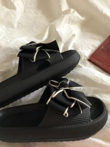 รองเท้าแตะส้นแบนแบบสวมสบายสไตล์ฝรั่งเศสสำหรับผู้หญิงในช่วงฤดูร้อนปี 2024 รองเท้าแตะแบบสวมสบายสไตล์เกาหลี INS ที่สวมใส่สบายและมีสไตล์