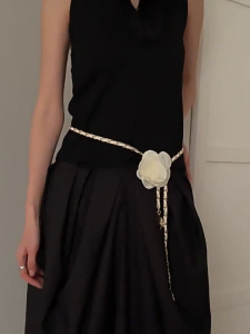 Heabety เหมาะกับการแต่งตัวทุกสไตล์ โซ่เอวคาเมลเลีย การออกแบบที่หรูหรา สายคาดเอวโซ่โลหะ สำหรับผู้หญิง เข็มขัดโซ่ดอกไม้