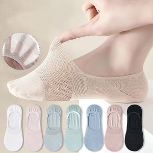 ถุงเท้าผ้าฝ้ายถูกแต่งผู้ชาย ผ้าตาข่ายหน้าร้อนระบายแสงเสื้อผ้าอากาศ ถุงเท้าล่องหนถูกกลื่น