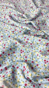 VẢI ĐŨI LỤA NHÍ ĐỎ NỀN XANH NHẠT-KHỔ 1.5M-VẢI NHÀ PHẠM
