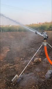 Sprinkler High Pressure Agricultural Irrigation Sprinkler Automatic Rotating Sprinkler Tripod Connection