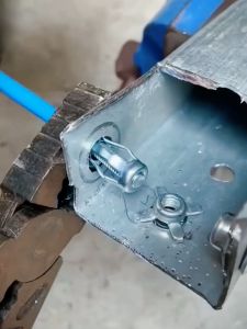 Galvanized carbon steel hollow iron plastic plate aluminum plate expansion screw petal nut