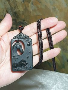 Premium deep inkish greenish with a hint of bluish Nephrite double sides cravings matte plus glossy polishing hollowed out Landscape & Horse Jade pendant/handheld (with certificate) [Natural Crystal] 和田玉塔青墨绿带蓝调哑光加亮光双面雕镂空山水、马吊坠/手把(带证书)