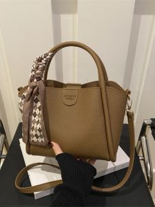 กระเป๋าสะพายไหล่ผู้หญิง 2024 กระเป๋าสะพายข้างทรงถังเทรนด์ใหม่ สไตล์เกาหลี กระเป๋าสะพายข้างแบบอเนกประสงค์ กระเป๋าสะพายข้าง PU ขนาดกลาง