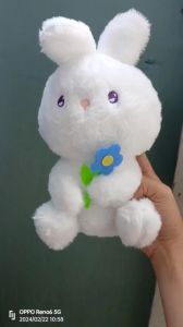 Gấu bông thỏ ôm hoa đáng yêu - Size 22cm - Quà tặng gấu bông thỏ trắng lông mịn dễ thương.