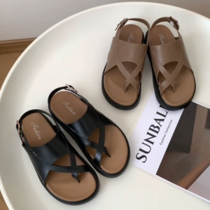 WEEC✨ รองเท้าหูคีบสายไขว้ รองเท้าแตะแบบสวมรัดส้น หนังเทียมสีพื้น ใส่สบาย พร้อมส่ง