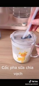 Cốc Pha Sữa Thuỷ Tinh Chia Vạch Có Nắp Và Ống Hút Chịu Nhiệt Nóng Lạnh Dùng được trong lò vi sóng