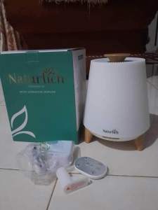 NATURLICH DIFFUSER AROMATHERAPY DARI HWI DI LENGKAPI ESSENTIAL OIL BUAT RUANGAN WANGI DAN BEBAS BAKTERI ADA LAMPU DAN SPEAKER BISA LIVE MUSIK PLUS DENGAN REMOTE CONTROL NYA