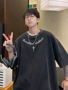 เสื้อยืดแขนสั้นพิมพ์ลายตัวอักษรสไตล์อเมริกันสำหรับผู้ชาย ทรงหลวม ระบายอากาศได้ดี ฤดูร้อน 2024 แฟชั่นเสื้อยืดคอกลม