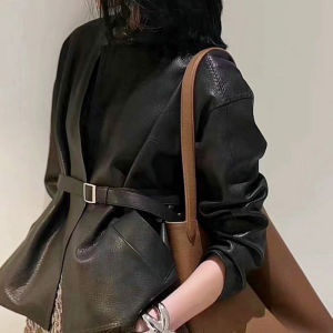 เสื้อแจ็คเก็ตหนังสั้นผู้หญิง ฤดูใบไม้ผลิ 2025 รุ่นใหม่สไตล์เกาหลี สายรัดเอว ทรงเข้ารูป คอกลม ลำลอง หลากหลายโอกาส แจ็คเก็ต INS