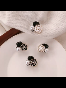 ใหม่ กิ๊บติดผม รูปดอกคามิเลีย ประดับไข่มุก ขนาดเล็ก สไตล์เจ้าหญิงเรโทร สําหรับผู้หญิง