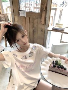 เสื้อยืดแขนสั้นผ้าฝ้ายทรงเข้ารูปสีขาวลายตัวอักษร Kitty สำหรับผู้หญิงในฤดูร้อน คอเฉียง โชว์ไหล่ ทรงสลิมฟิต เสื้อผ้าทำงานอเนกประสงค์