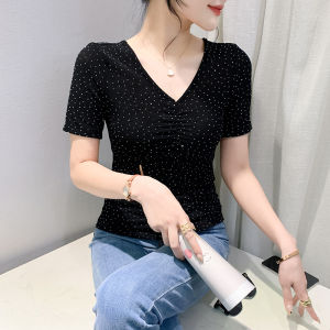 Yimei 2024 Áo thun đính kim cương công nghiệp nặng cổ chữ V Mới Mùa Hè với thiết kế nhăn áo tay ngắn nữ thanh lịch và đa năng màu đen lấp lánh và tỏa sáng