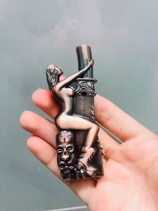 HỘP QUẸT BẬT LỬA MÔ HÌNH CÔ GÁI ÔM TRỤ THIẾT KẾ KIM LOẠI