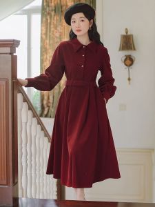 ชุดเดรสผ้ากำมะหยี่สีแดงสำหรับผู้หญิง ฤดูใบไม้ร่วง/ฤดูหนาว สไตล์ย้อนยุค ทรงเอ เดรสยาวปานกลาง กระดุมเดียว