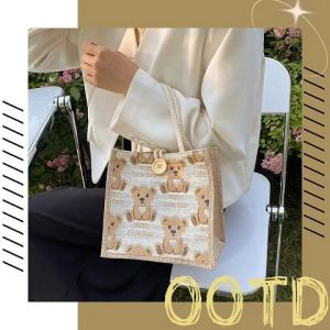 TKGirl พร้อมส่งแล้วจ้า กระเป๋าแฟชั่นแบบหิ้วน่ารักตะมุตะมิ งานน้องหมีน่ารักมากๆ มีให้เลือก 3 สี ใครหากระเป๋าใช้งานแบบน่ารักๆ จัดเลยรุ่นนี้เหมาะมาก