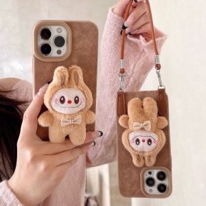 💯【เคสโทรศัพท์】 + Gratis Ongkir💯ตุ๊กตา3D ผ้ากำมะหยี่ลายหนังฤดูใบไม้ร่วงฤดูหนาวพร้อมเชือกแขวนเหมาะสำหรับ iPhone 16 15 14 13 11 Pro Max 14 15 16 Plus ฝาครอบป้องกันเคสทนกระแทกโทรศัพท์