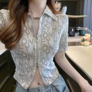 เสื้อยืดคอกลมแขนสั้นลายตัวอักษรสไตล์ใหม่ฤดูร้อน ทรงเข้ารูป ซิปคู่ โชว์หน้าท้อง คาร์ดิแกนเปิดไหล่ เทรนด์แฟชั่น