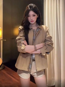 เสื้อแจ็คเก็ตสั้นคอปกสีกรมท่าสไตล์ย้อนยุคสำหรับผู้หญิง ฤดูใบไม้ผลิและฤดูใบไม้ร่วง 2025 แจ็คเก็ตทรงเข้ารูปแบบใหม่ที่ทันสมัยและอเนกประสงค์