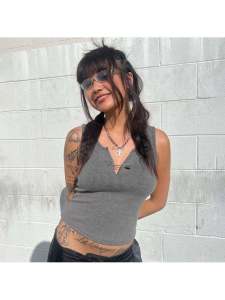 เสื้อกั๊กแขนกุดสีพื้นสำหรับผู้หญิงในช่วงฤดูร้อนปี 2024 เสื้อตัวบนคอวีเปิดหน้าท้อง ผ้าไนลอนผสมโพลีเอสเตอร์ 100%