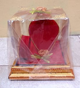 Tempat Perhiasan Pernikahan (Gelang dan Kalung)